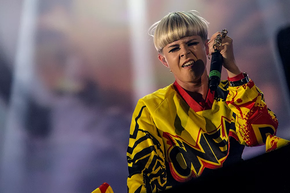 Robyn tilldelas en miljon – ger bort pengarna