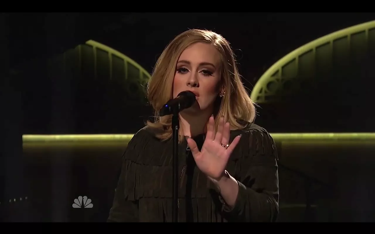 Hör Adele framföra Hello - utan musik