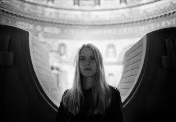 Anna von Hausswolff tillbaka med trollbindande låt