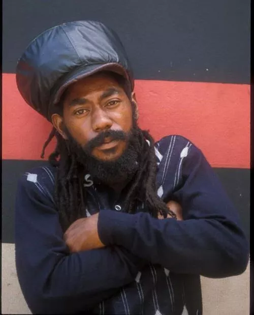 Danmarksaktuel reggaelegende teamer op med rytmegiganter