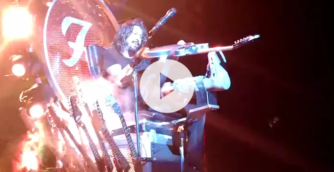 Se Dave Grohl spille guitar-solo på gipsen