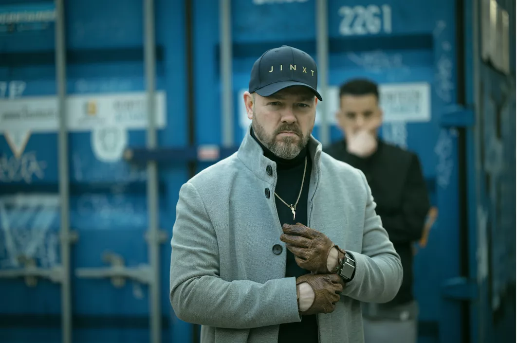 Komiker Jonas Schmidt er genfødt som rapper på debutsingle