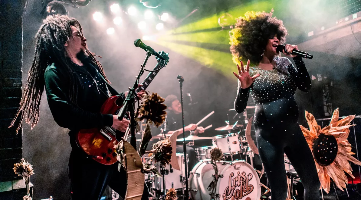 VIDEOPREMIERE: Iris Gold sender good vibes til alle