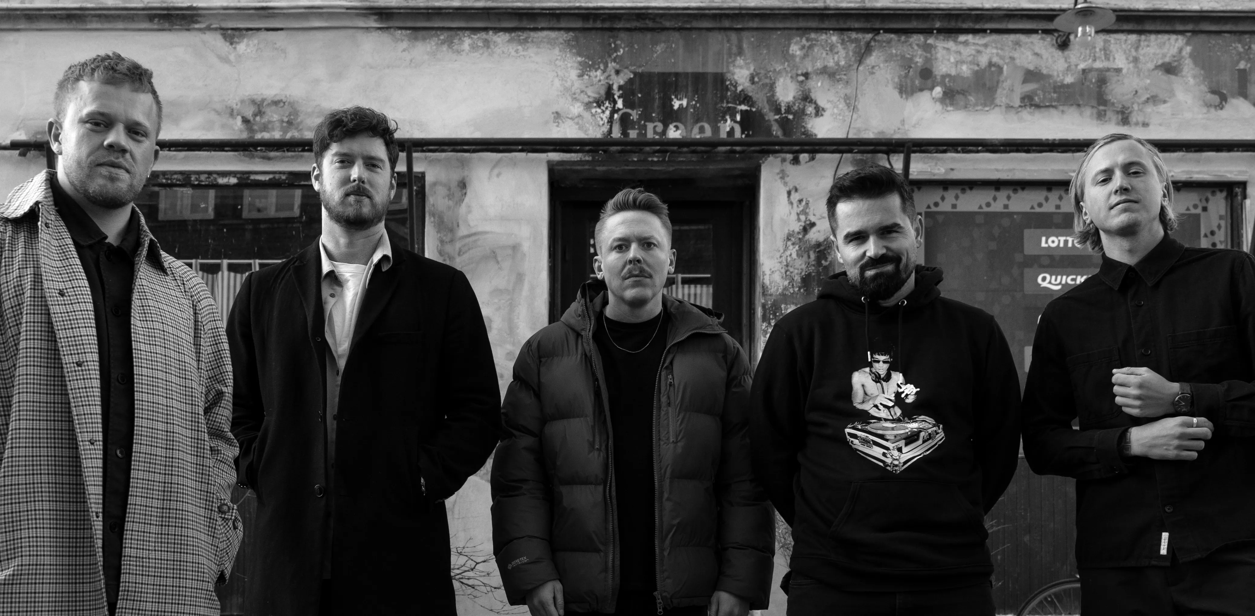 Siamese fylder Poolen med metal i 2025