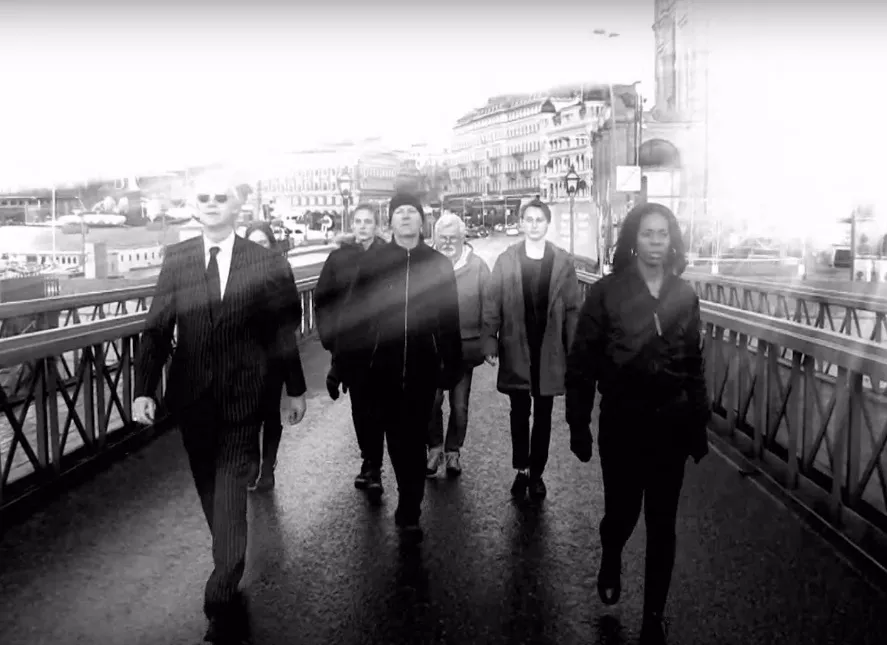 ''Vi står vid bron och tittar ut över en förvirrad värld''