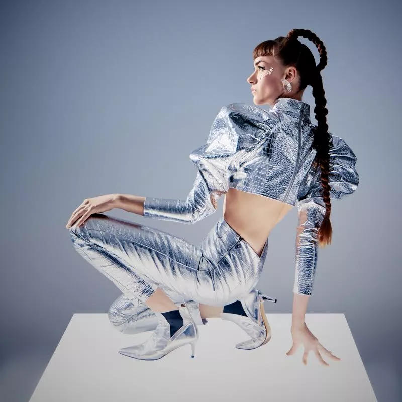 Den vidtfavnende kunstner gør det igen