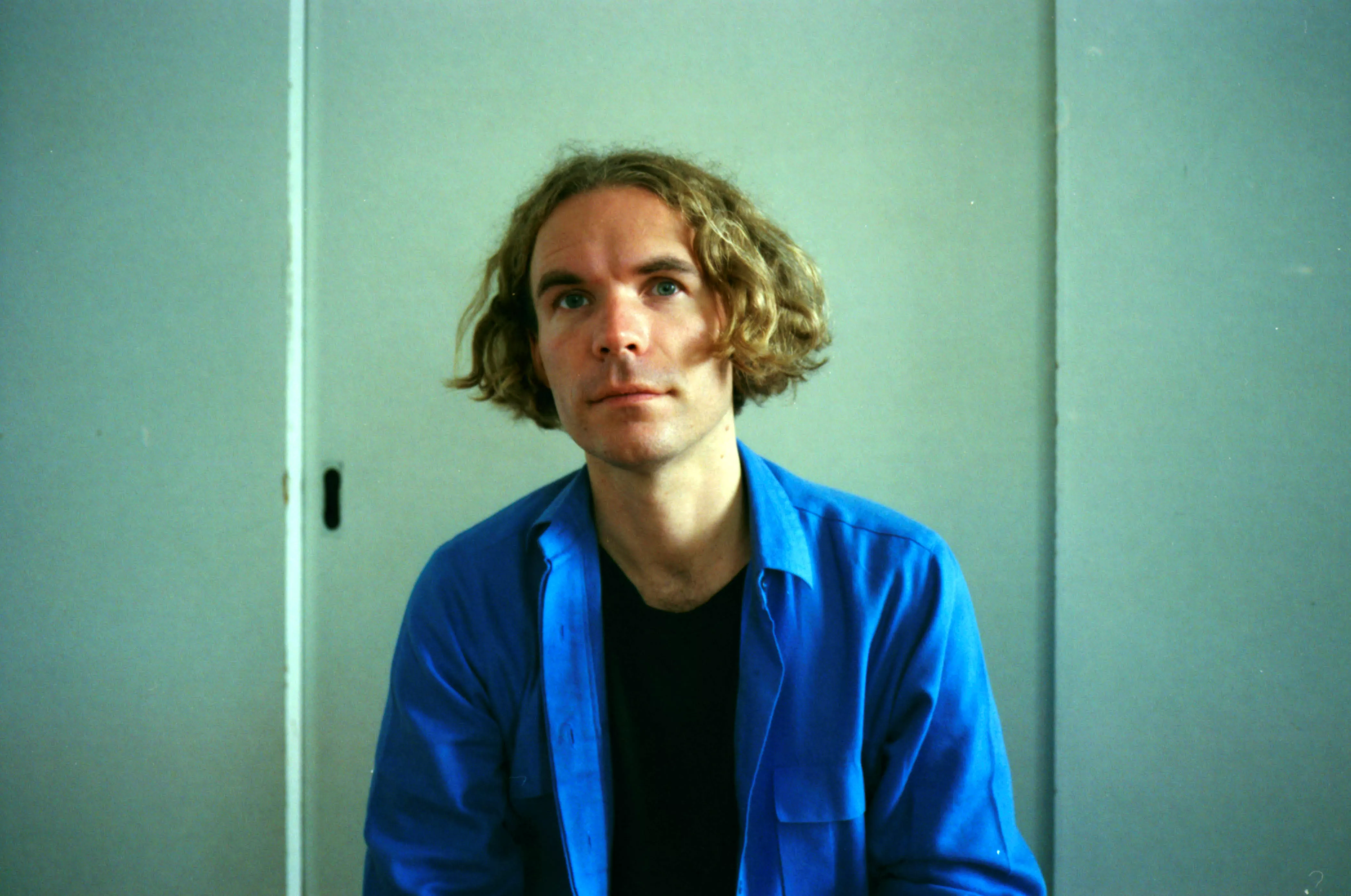 Erfaren sangskriver og producer træder for forsigtigt på egne ben