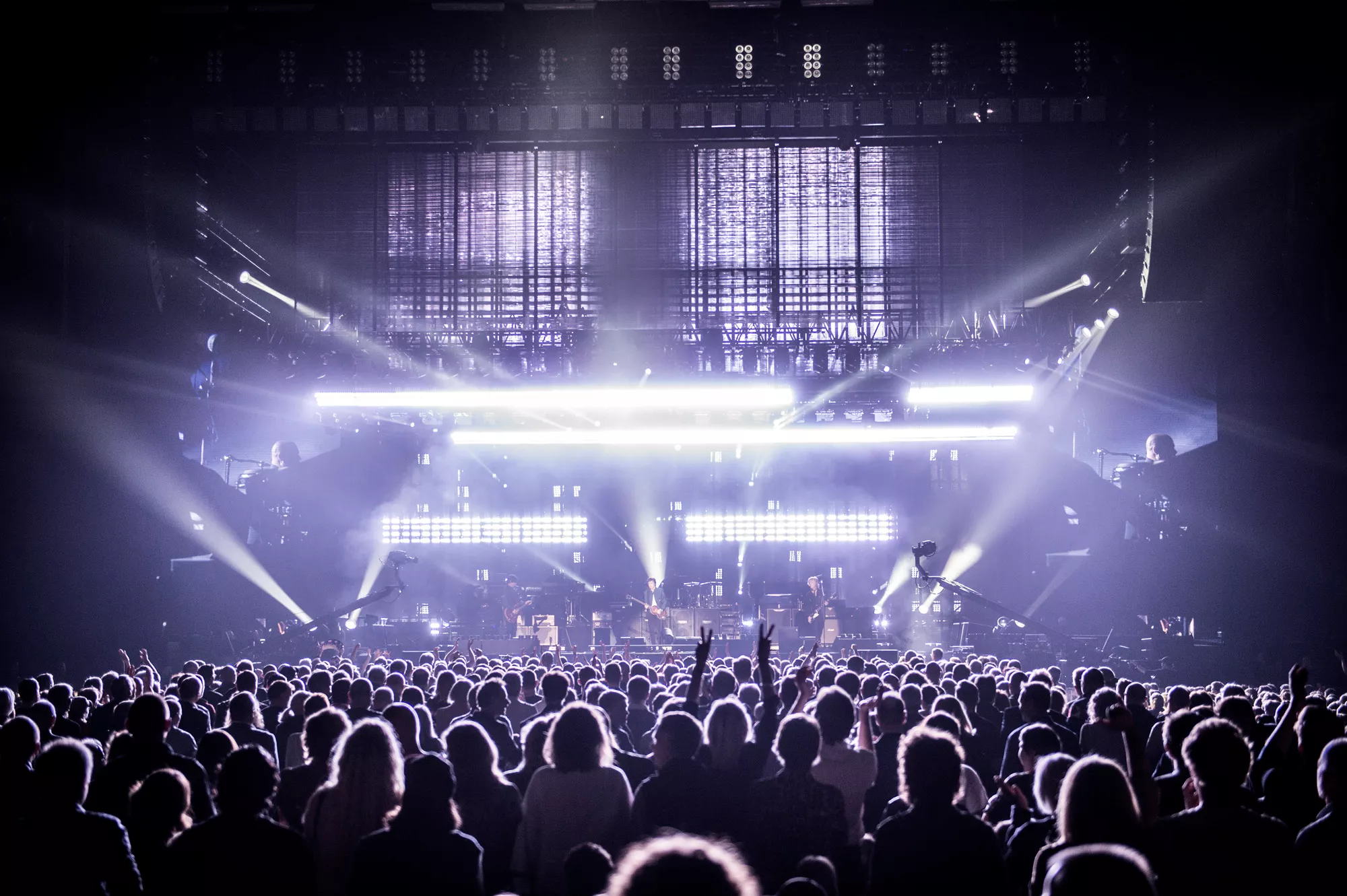 Ga bort hjemløses billetter til sjefens datter