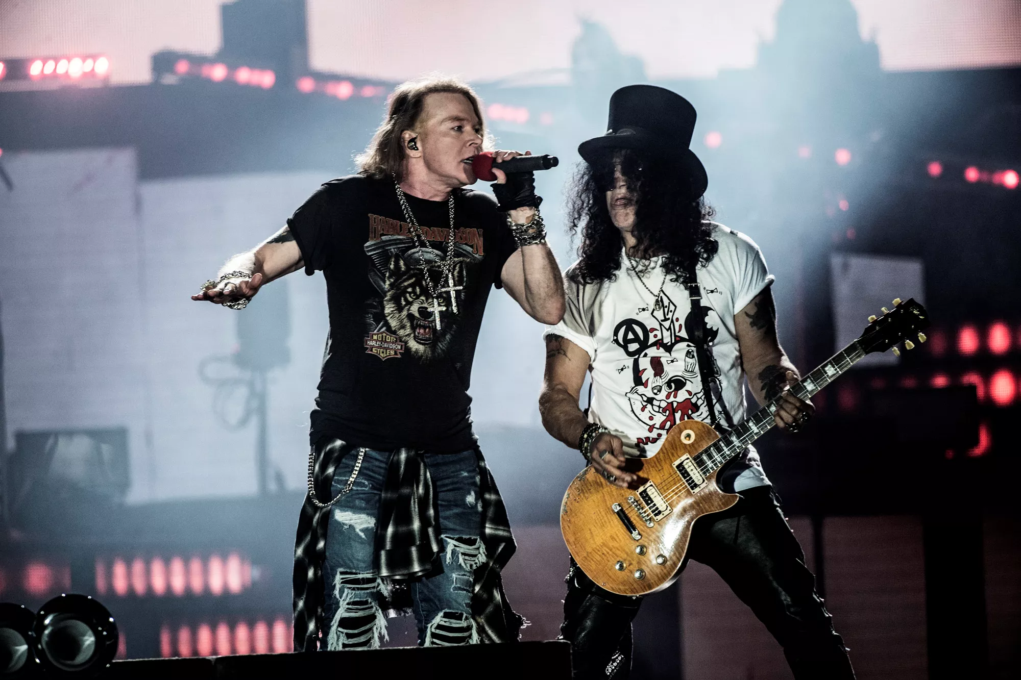 LIGE LOVLIG LANGSTRAKT: Da Guns N' Roses blev gendannet - og spillede maratonshow i Parken