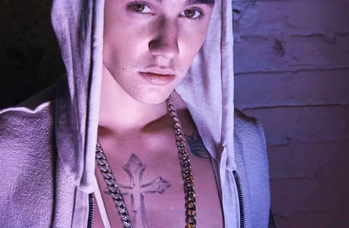 Justin Bieber får seg en på trynet på Ibiza