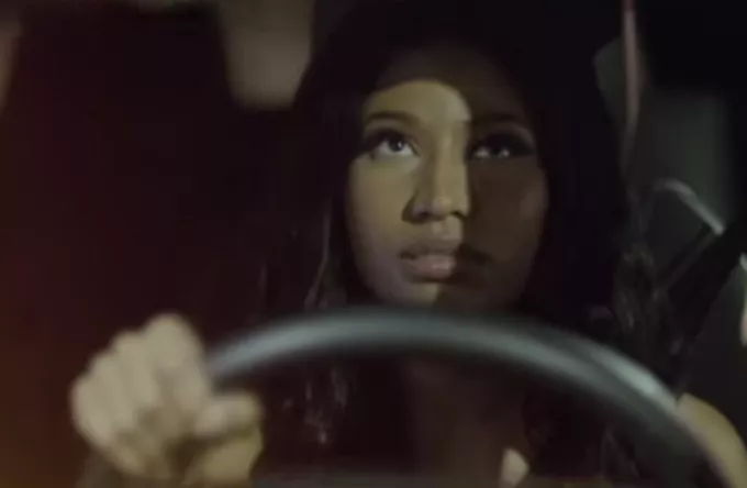 Se stemningsfuld tre-i-en-musikvideo med knust Nicki Minaj