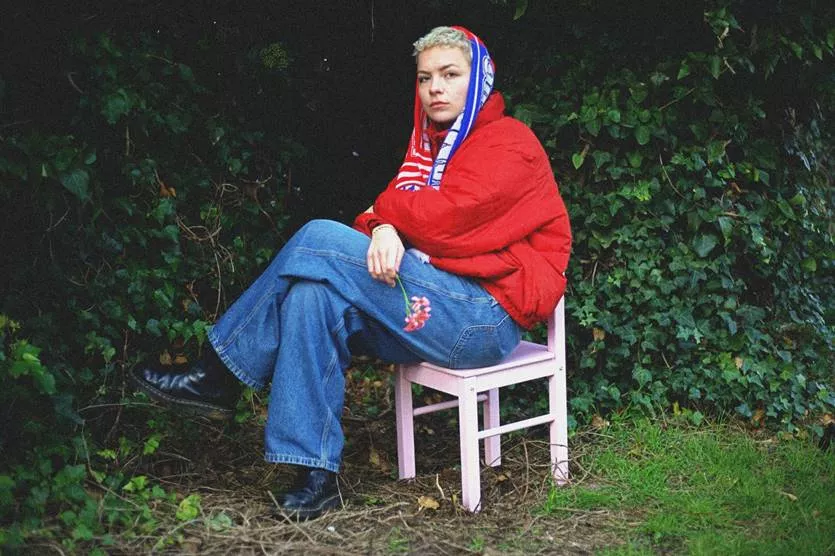 Debut-perle med charmerende krakeleringer og tiltrængte trykspark