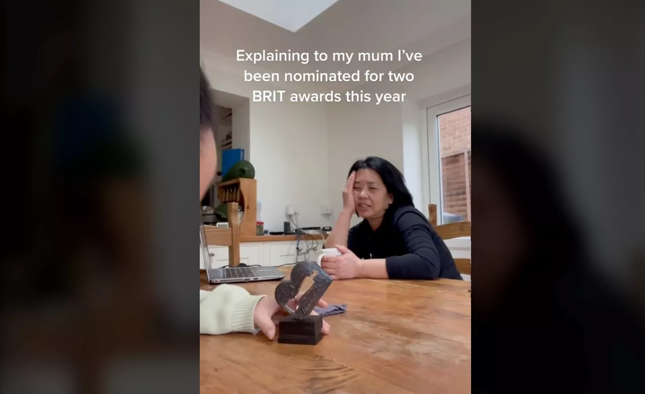 Mamma oimponerad när artisten berättar om Brit Awards-nomineringar