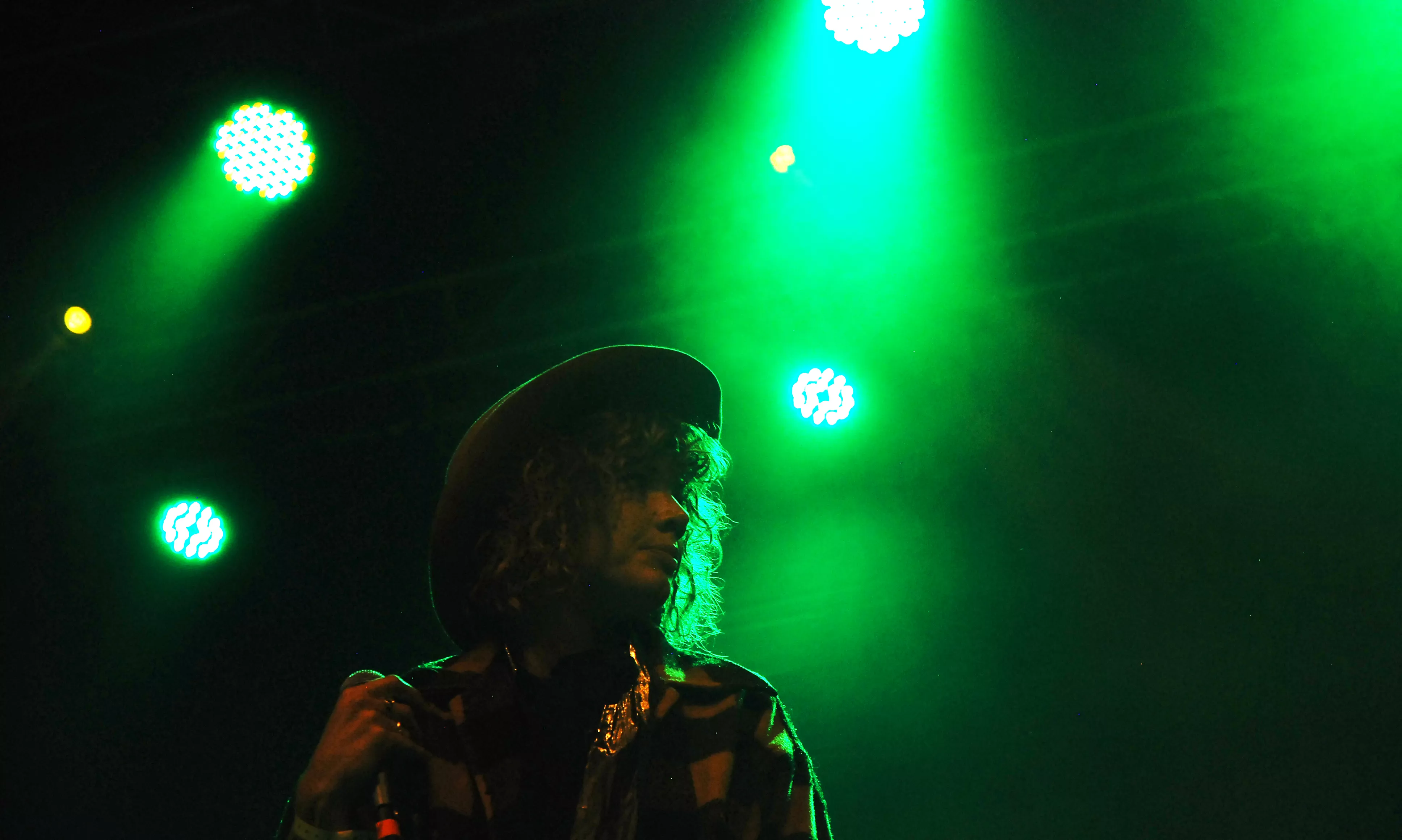 Mäktiga ljudmattor och en sällsam röst i väntan på något mer