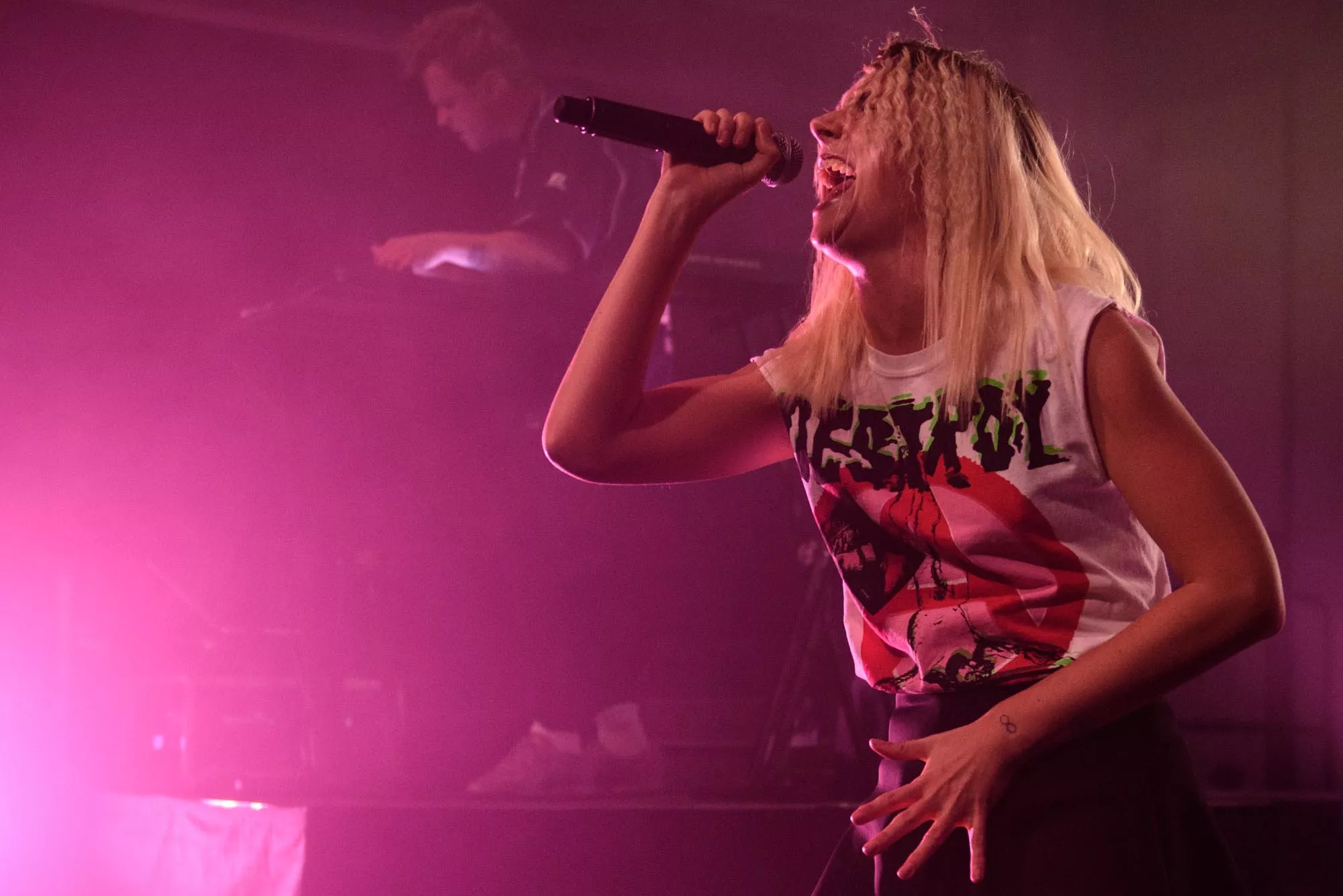 Hør MØs nye sang "Nights With You"