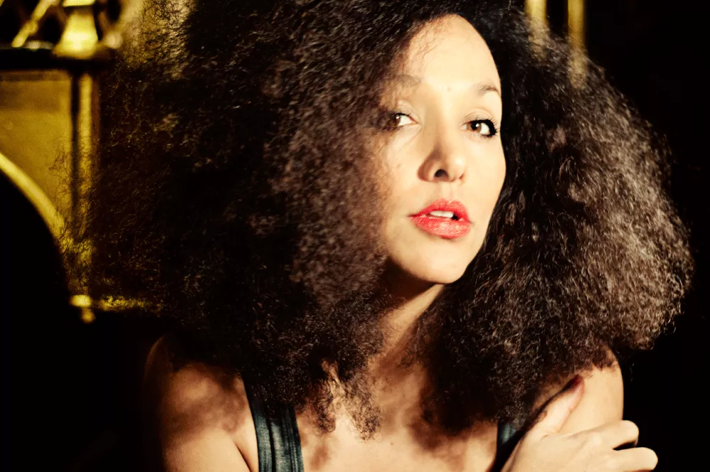 Aisha guider dig igennem sit debutalbum