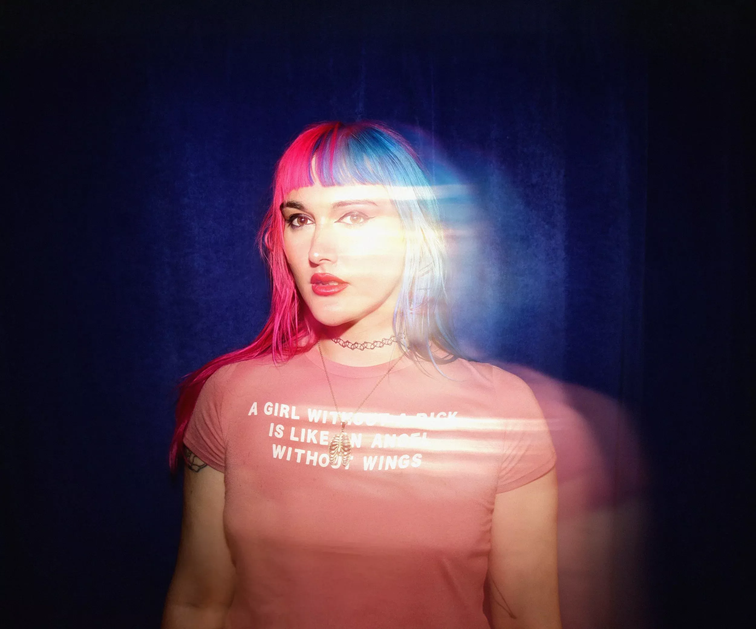 Brittiska indierockaren Jasmine.4.t är aktuell med ny musik.