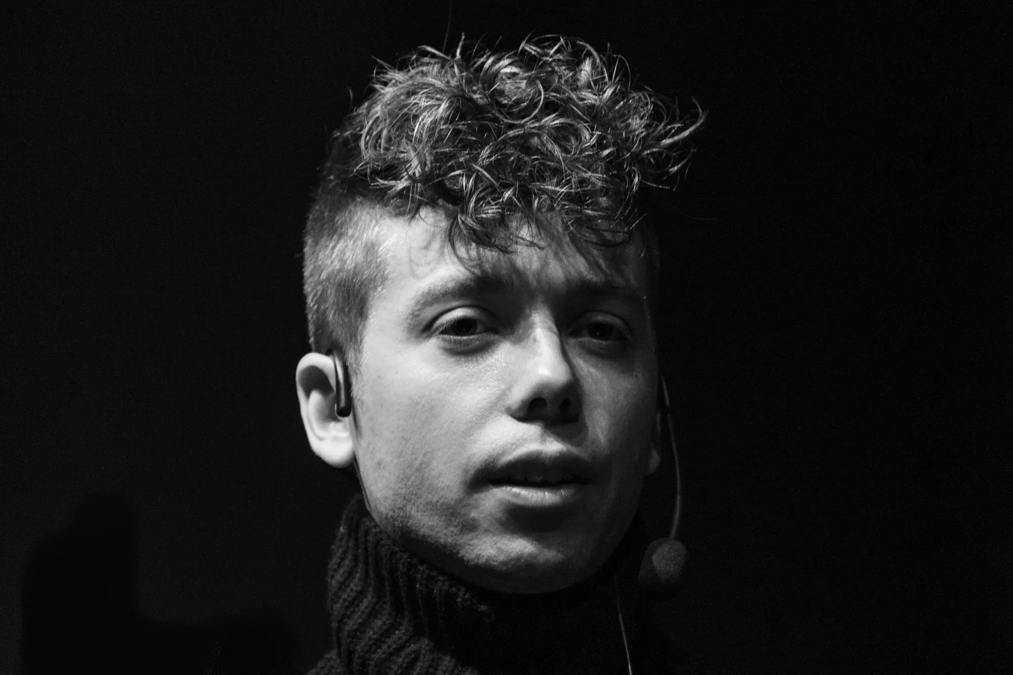 Hør Mads Langers nye single – der hylder det smukke i alle slags kvinder