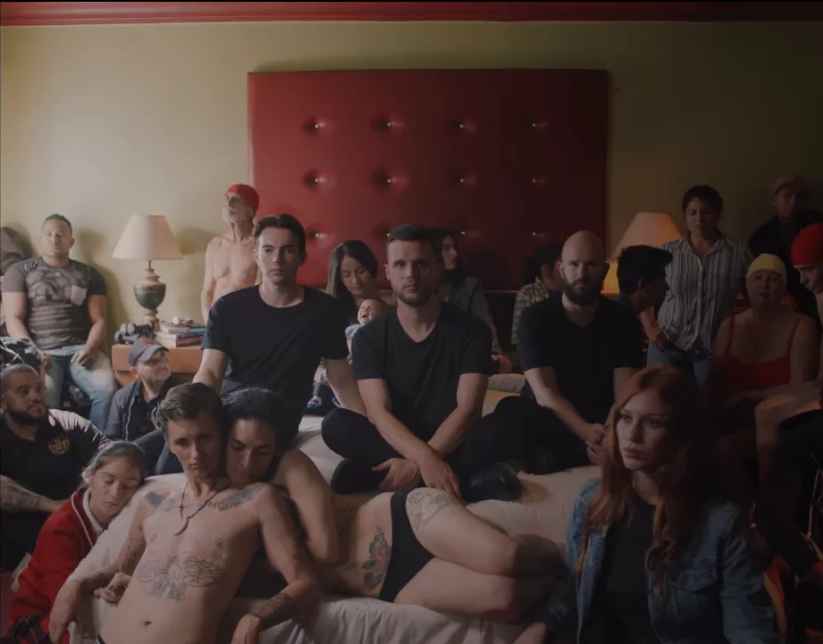 VIDEO: White Lies inviterer mangfoldigheden med ind i soveværelset