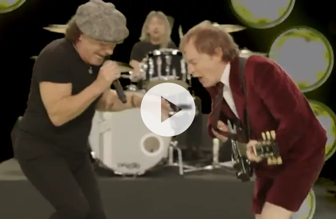 Se AC/DC’s nye video med nonner og halvnøgne damer