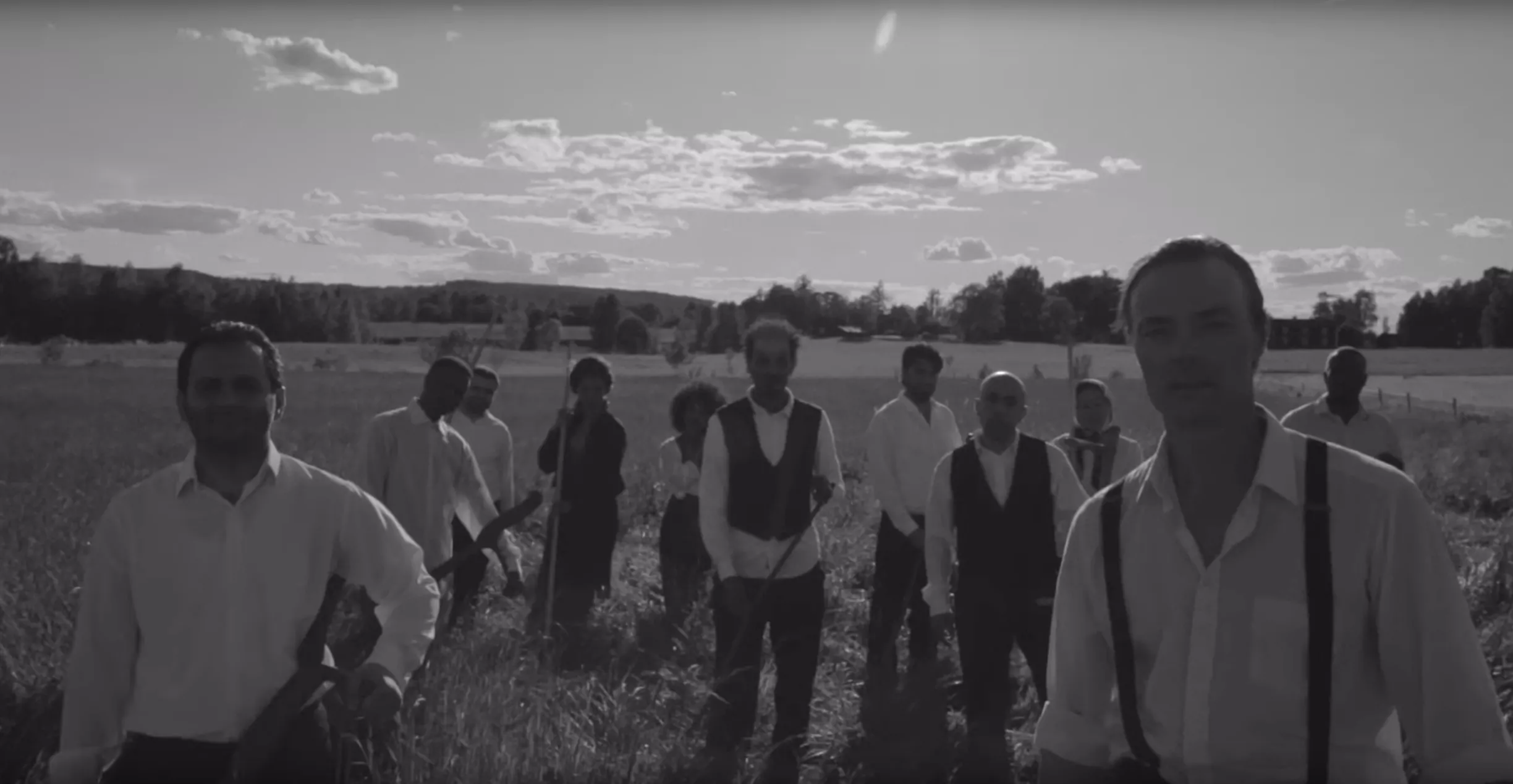 "En lång rad människor kom gåendes över fälten"