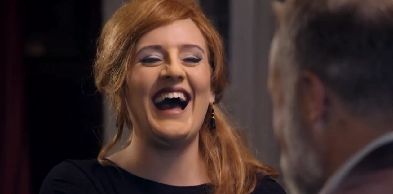 Se Adele imitera sig själv