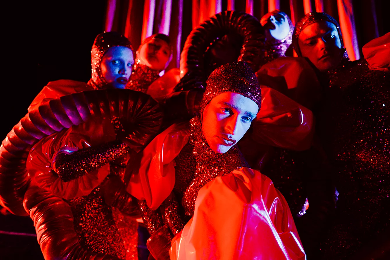 Björks univers under kærlig behandling af dansekompagni