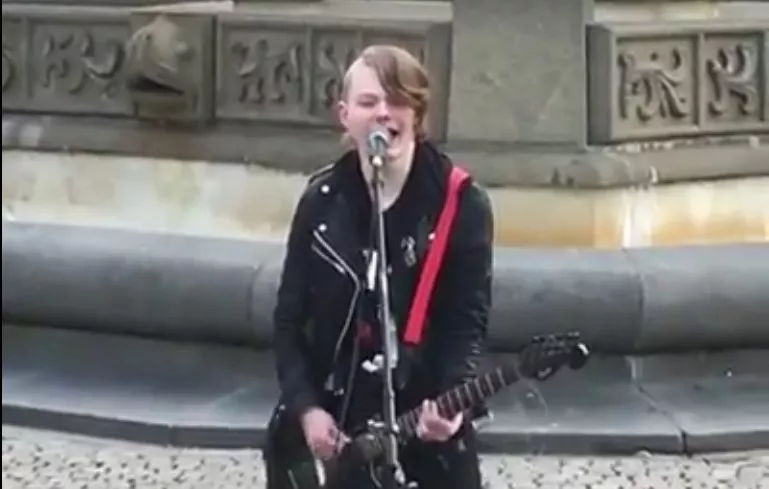 Punkaren Jon gör succé på Göteborgs gator – "Jag gillar folk som verkligen hatar mig"