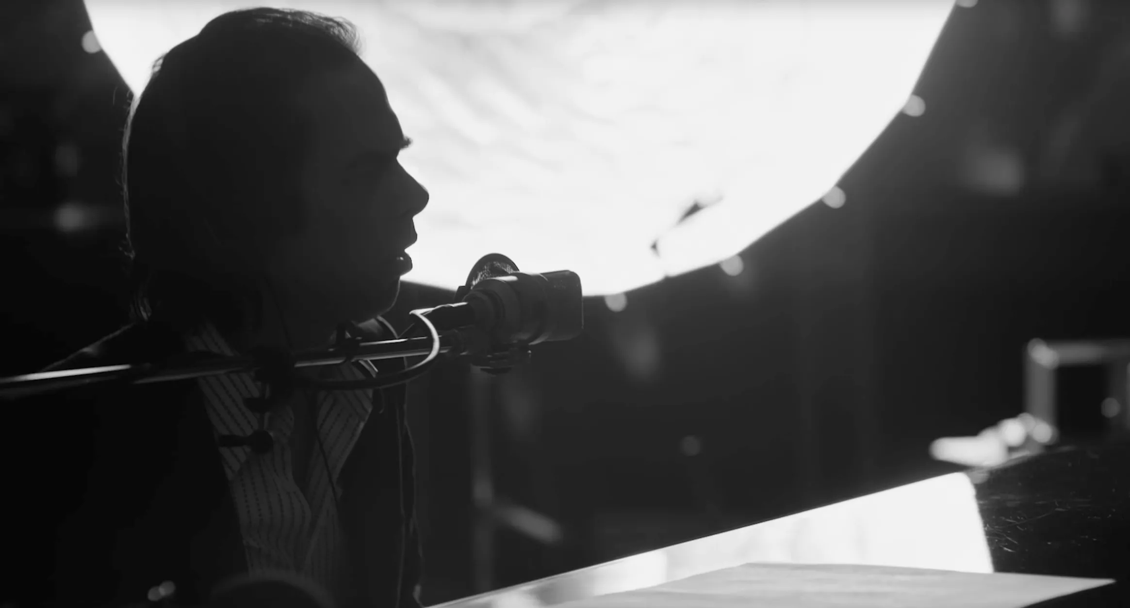 Se Nick Cave i blinkende stroboskop-lyshav i ny, stærk musikvideo