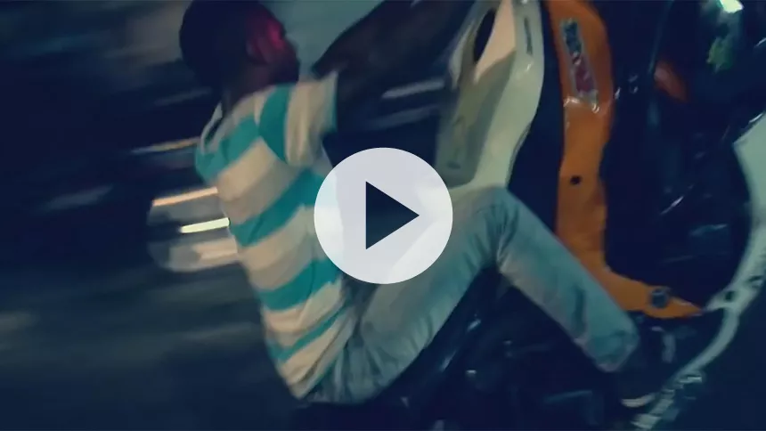 Video: Pharfar til motorcykelrally i Jamaica – luften er fuld af ganjarøg og udstødningsgas – og twerking