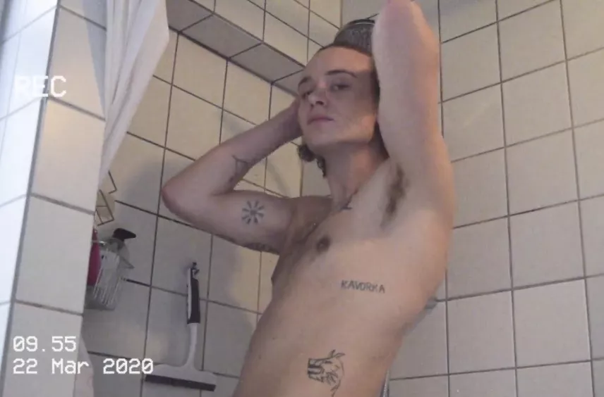 VIDEOPREMIERE: Vær fluen på væggen hos dansk stortalent