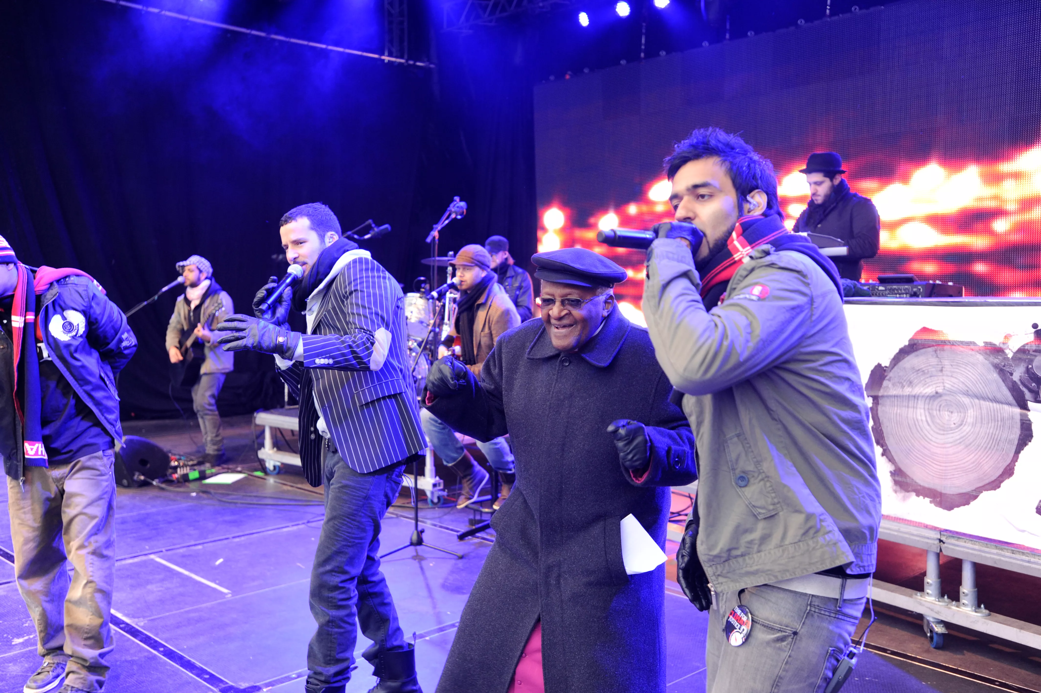 Desmond Tutu danser med Outlandish