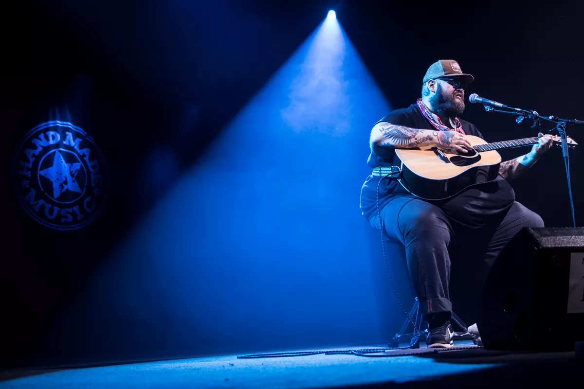 En mand, en guitar – og en samling virkelig gode sange