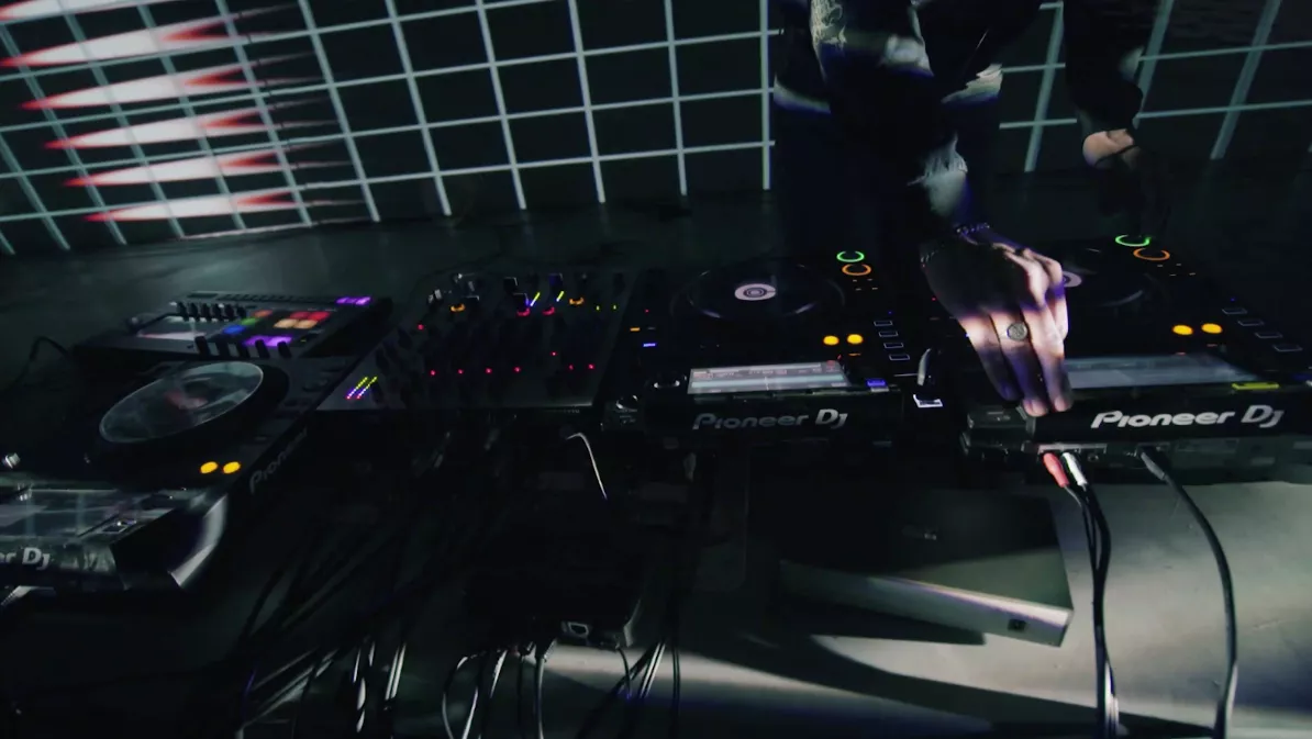 Tap1 inviterer til virtuel fredagsbar med dansk elektronisk musik