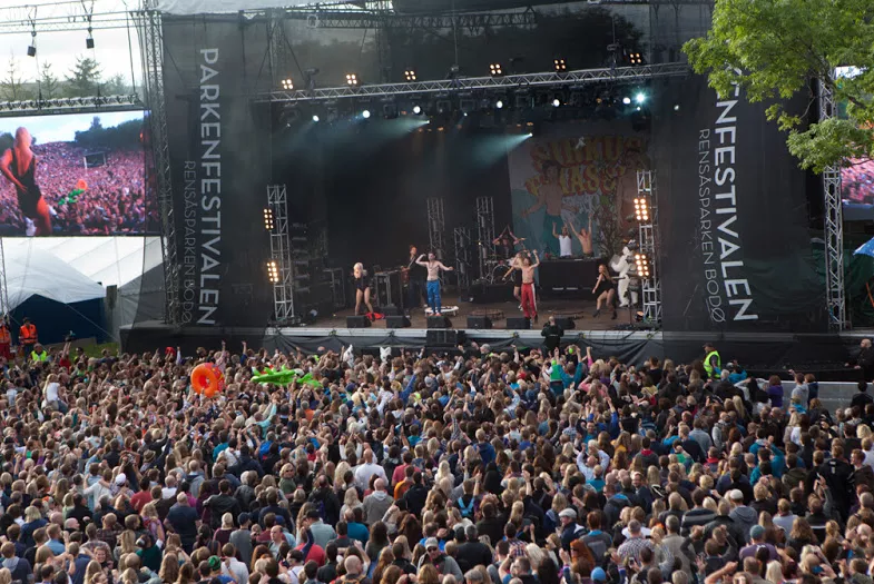 Vind skaper scenetrøbbel for festival