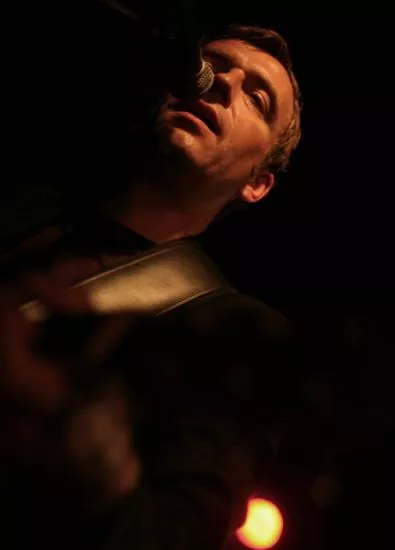 Nikolaj Nørlund giver koncert i en svømmehal