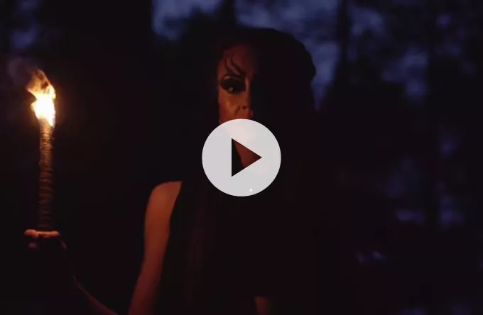 Video: Det danske r&b-håb Kaaliyah leger med ilden