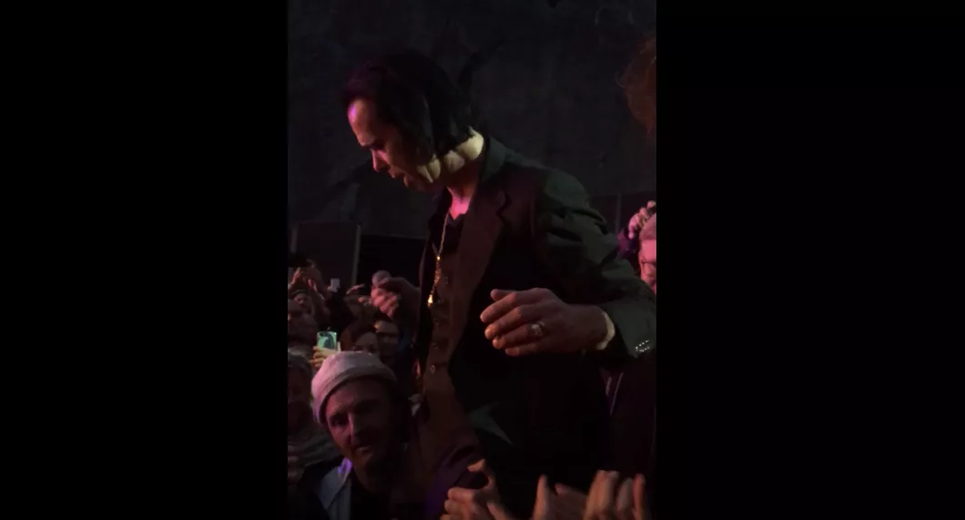 Här blir Broder Daniel-medlemmen tillrättavisad av Nick Cave