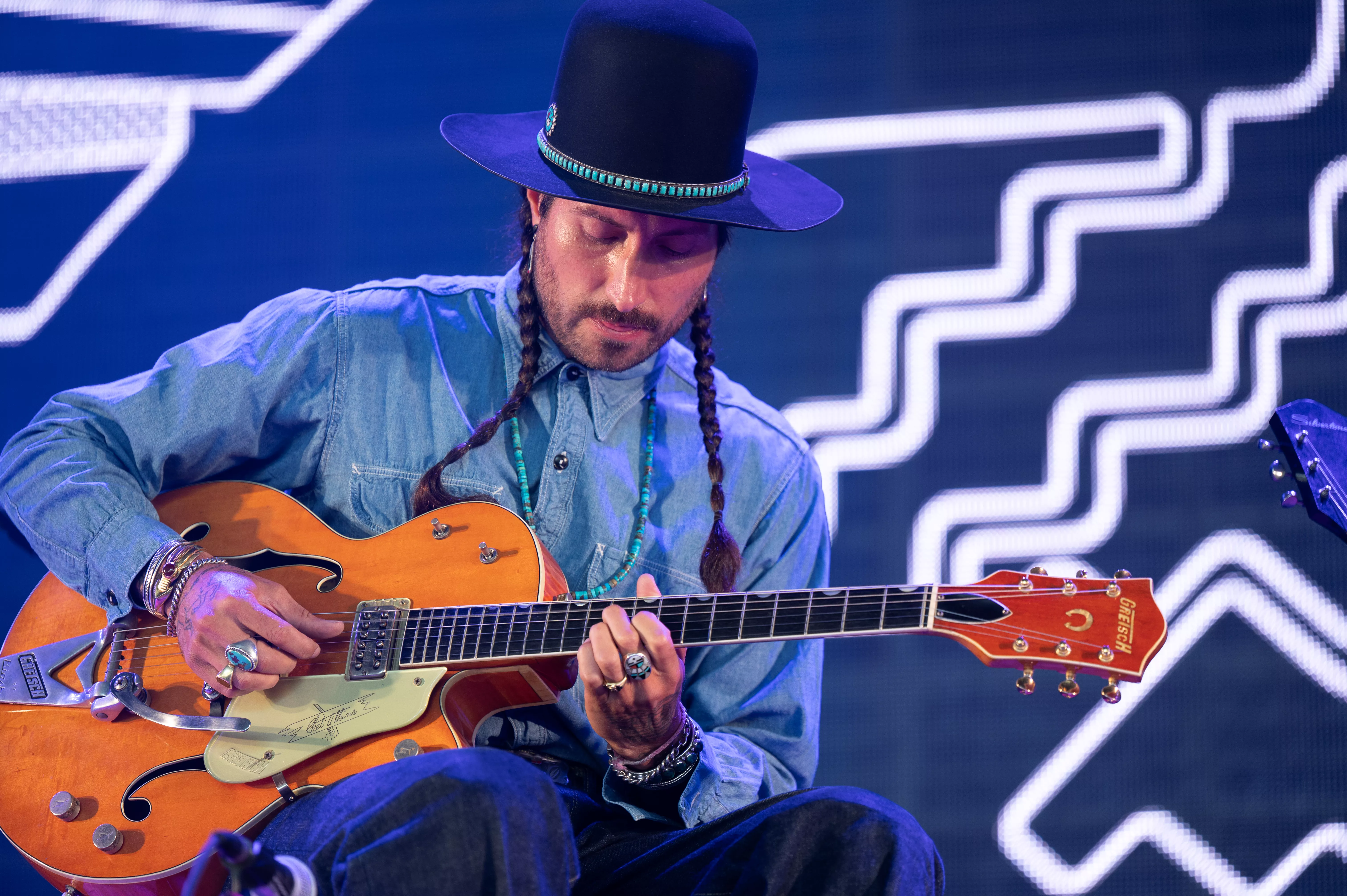 Lurar in lyssnaren i en fiktiv värld