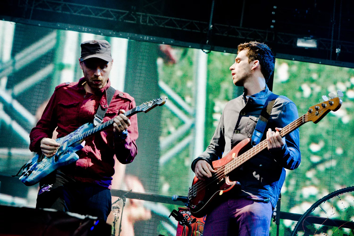 Lyt til Coldplays nye sang "Us Against The World"