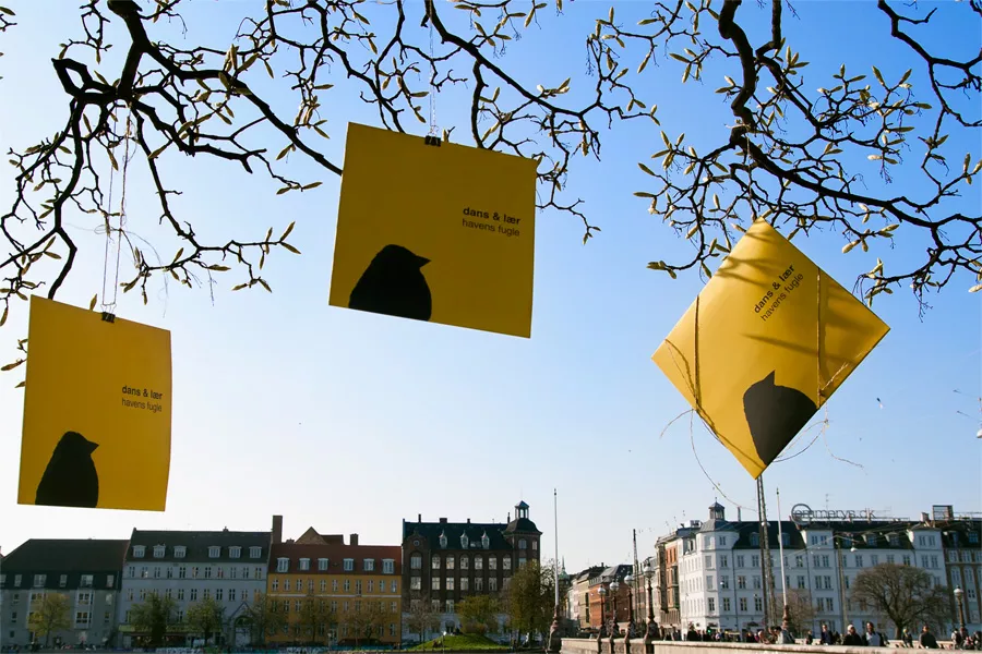 Dans & Lær deler vinyler ud