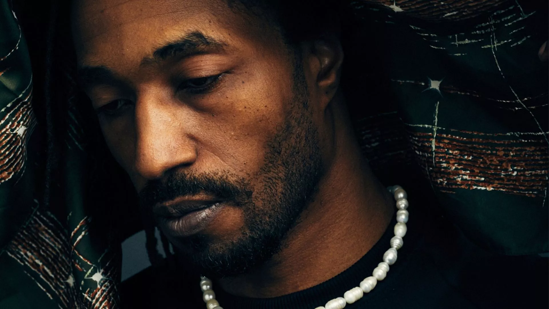 Briljant hiphoplyrik blandas med skisser som väcker önskan om mer