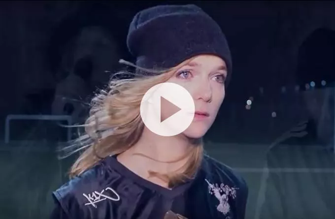 Video: En kvinde i øksekamp til en flirtende rockvokal