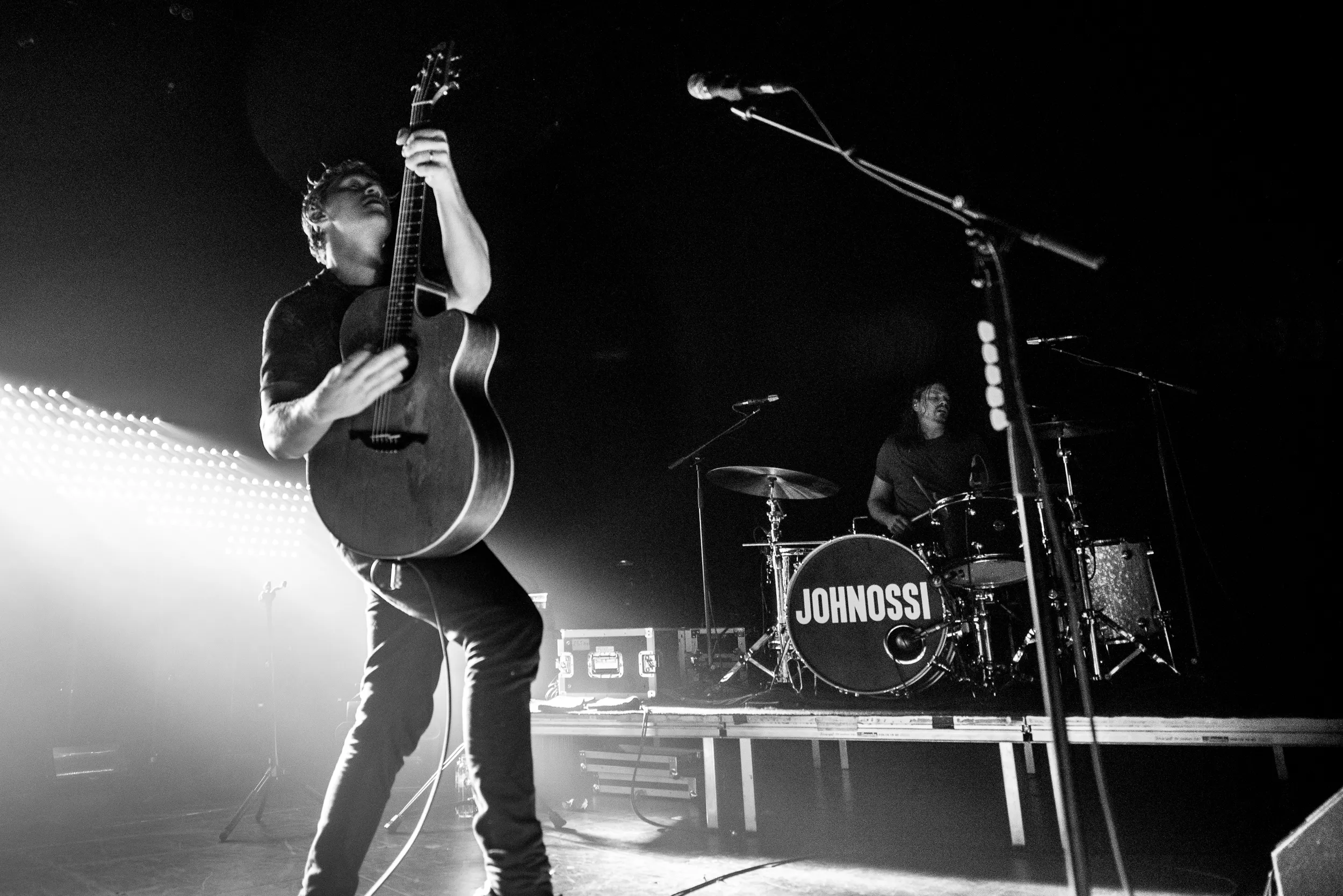 Johnossi är tillbaka – "låste in sig i en stor borgliknande herrgård"