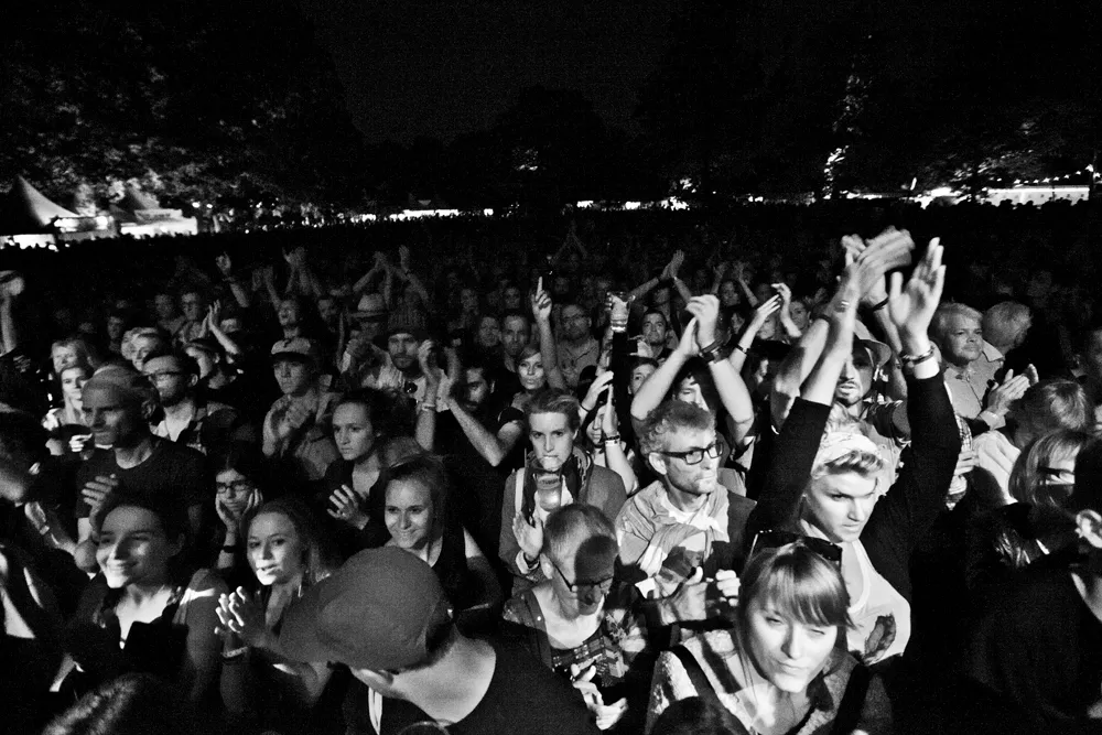 Se ett tolv meter långt stagedive