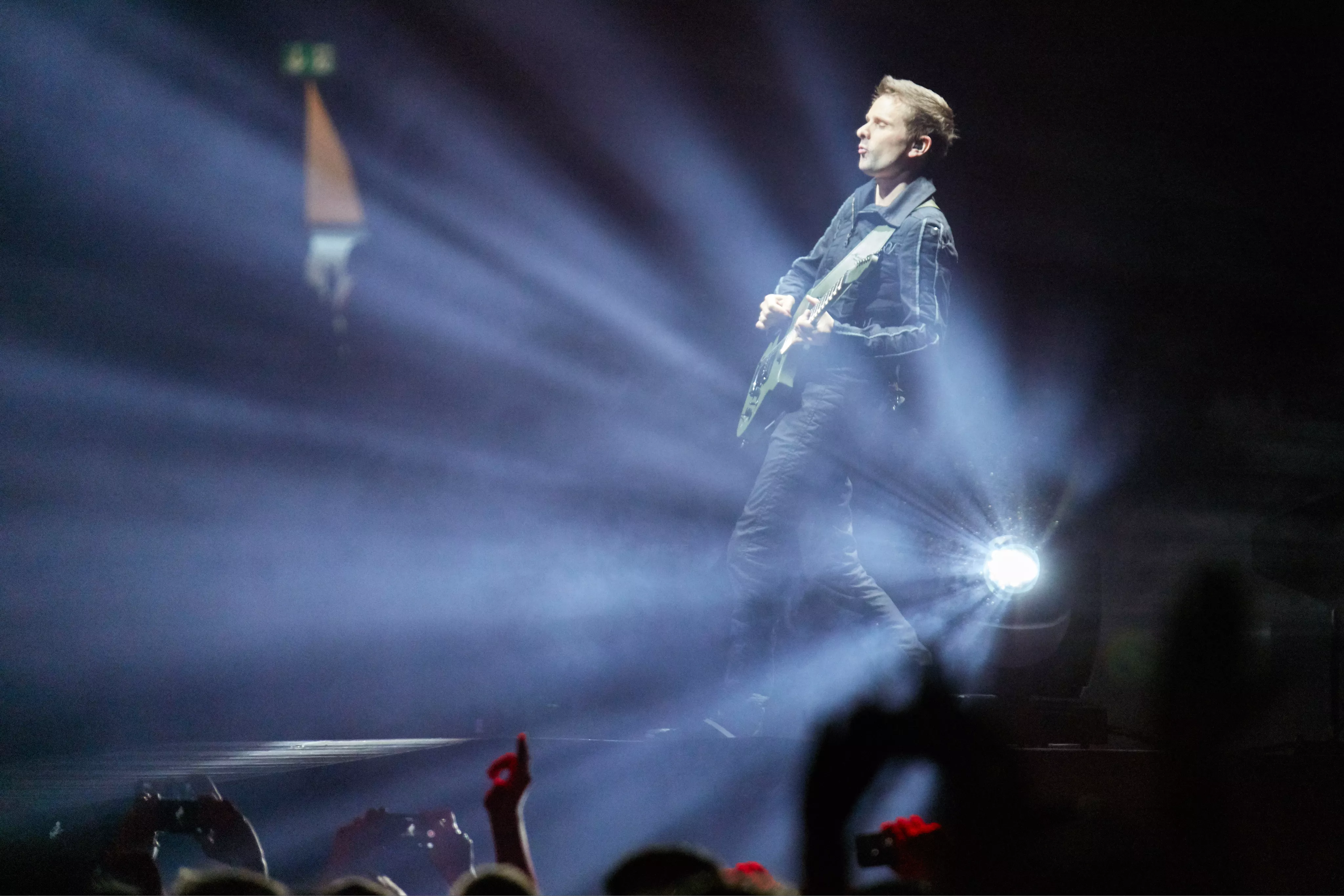 Video: Fik besøg af legendarisk vokalist under koncert