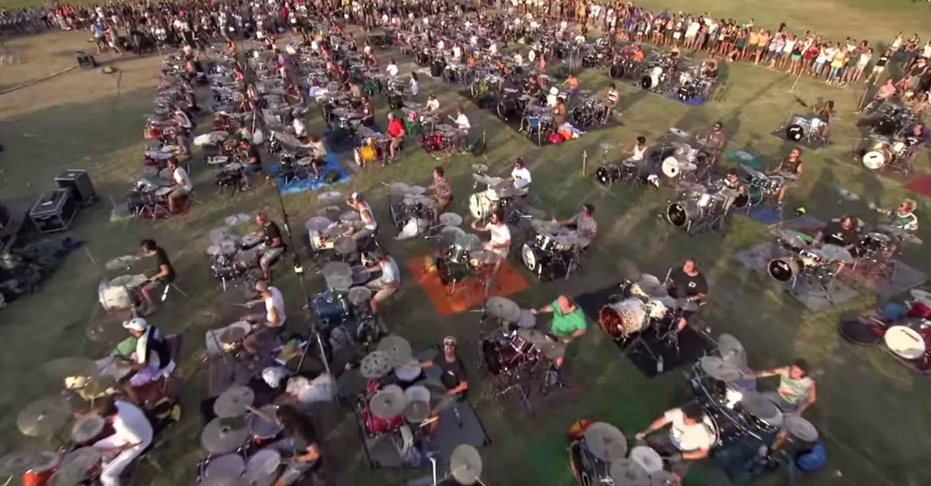 Se 1000 personer spela Foo Fighters samtidigt