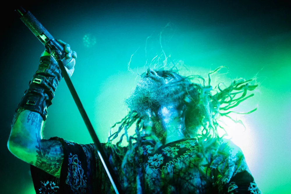 Legendarisk chock-rockare till Sverige