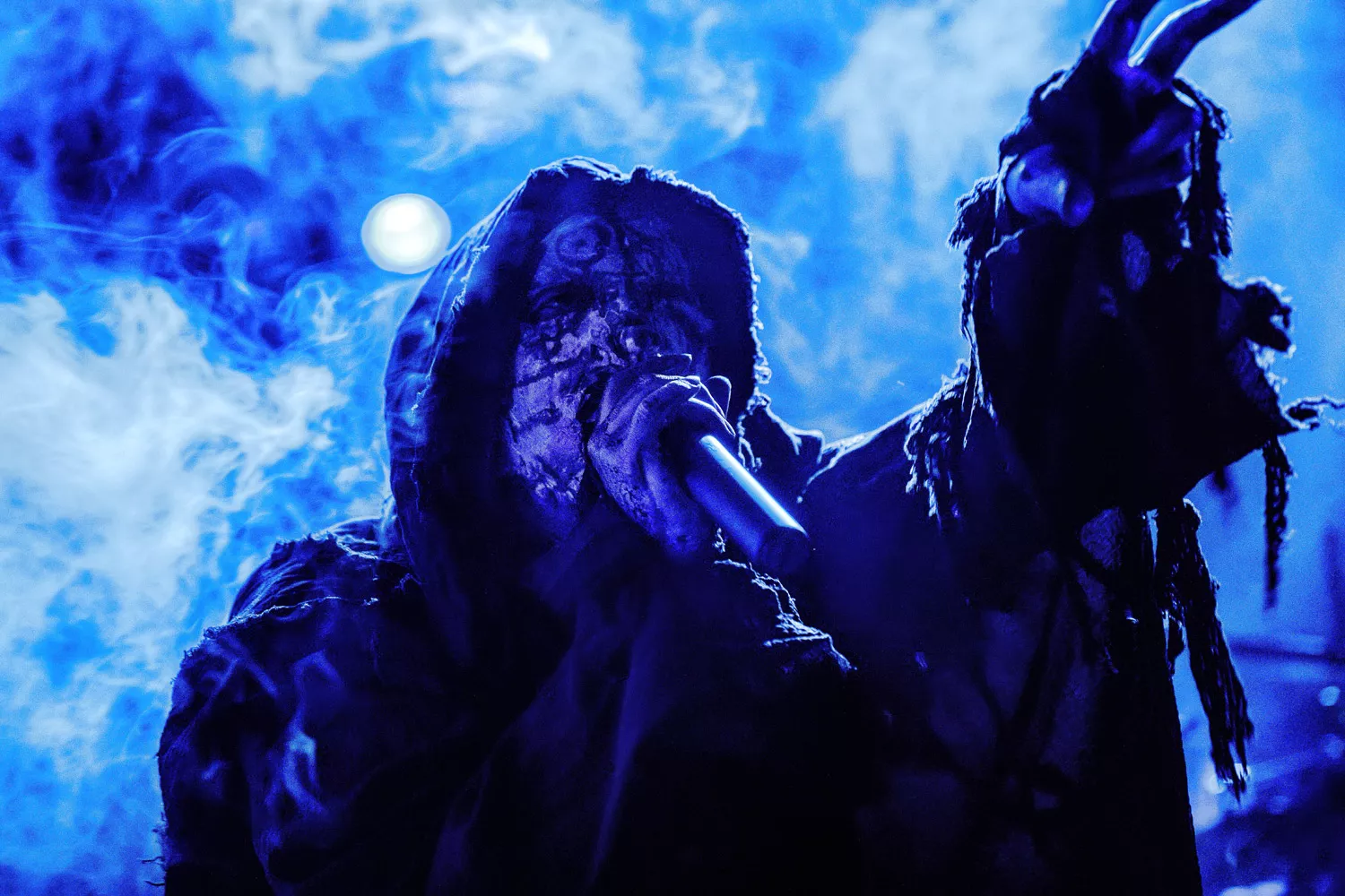 Alla som hör till scenen bör buga i evig tacksamhet