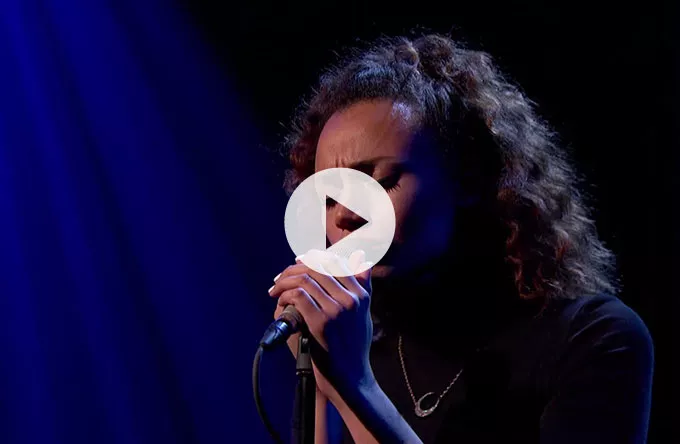 Se Vegas New Crush-aktuelle Jones i intens live-optræden